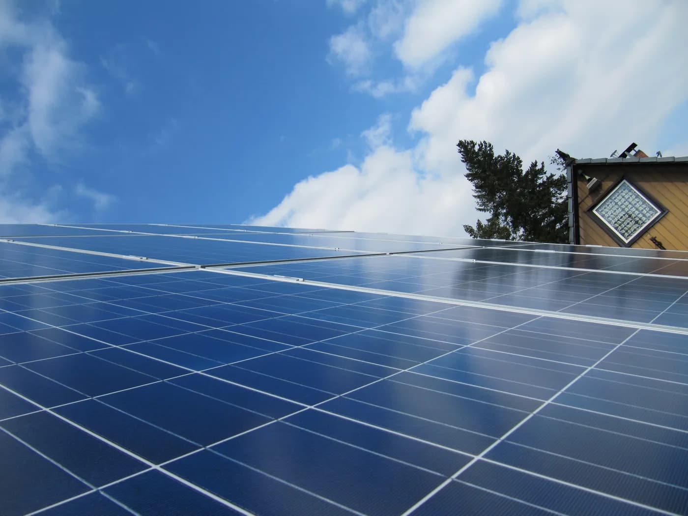 Casa com painéis solares no telhado