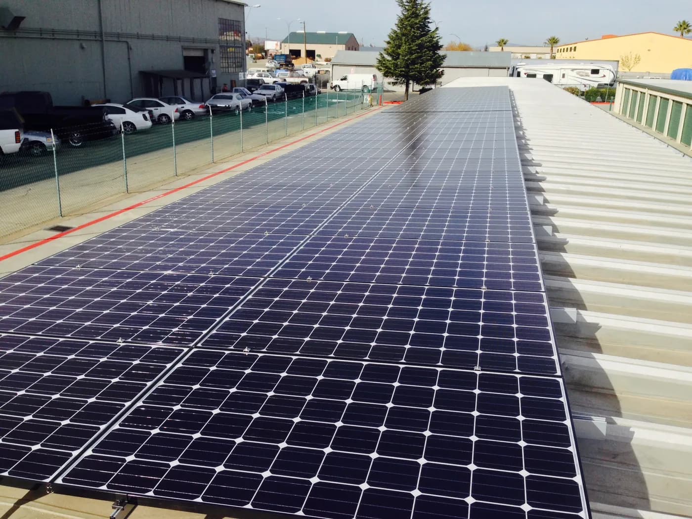 Sistema fotovoltaico instalado na cobertura de um estabelecimento comercial