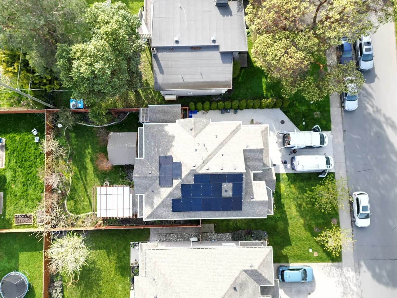 Painéis solares sobre o telhado de uma residência